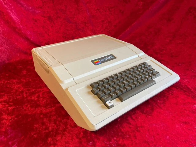 Historic Vintage Apple II Computer A2M001 (not II+) A2S1 (Fab 8/22/79) Apple ][