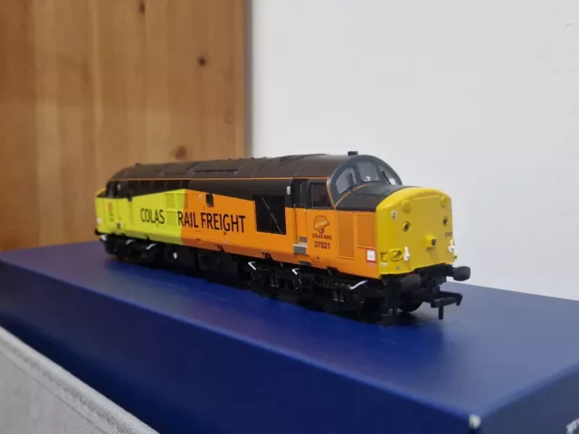 Bachmann Class 37 37521 Colas Rail Freight OO Gauge Diesel Locomotive 32-394