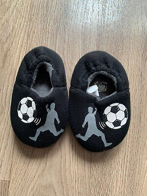 4 pantofole per bambini / neonati / bambini bambini a tema calcio UK6 EU23 NUOVE SENZA ETICHETTE