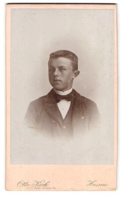 Fotografie Otto Koch, Husum, Markt 7, Bursche im Sonntagsstaat