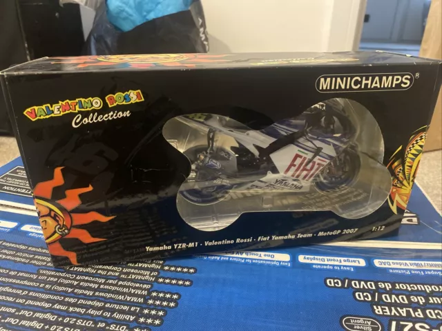 Minichamps 122 073046 Yamaha YZR-M1 Fiat Yamaha Moto GP 2007 V.Rossi 1/12 Scale