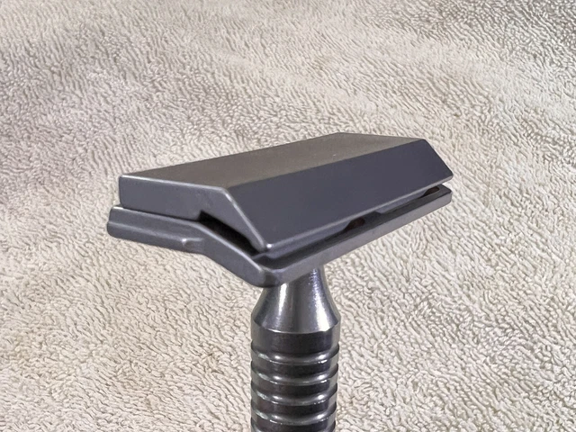 Mongoose Single Edge Razor Uses Artist Club Blades