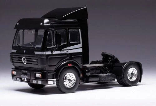 Camions miniatures bleus Mercedes