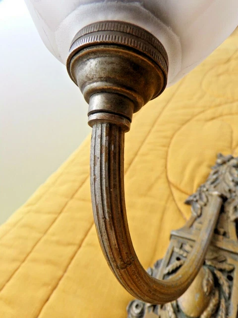 Ancienne applique murale  Art-Nouveau en bronze-décor louis XVI-Tulipe  blanche 7