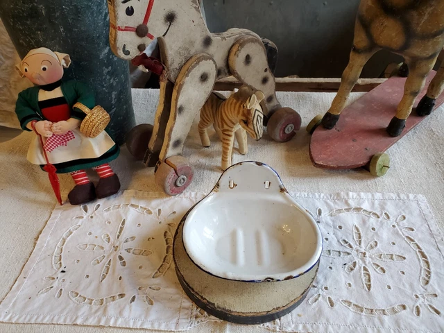 Lot Ancien: Applique Et Porte-savon En Fonte émaillée Blanche, Vintage