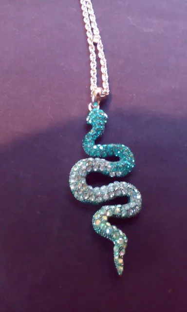 Collier serpent avec pierres pâteuses