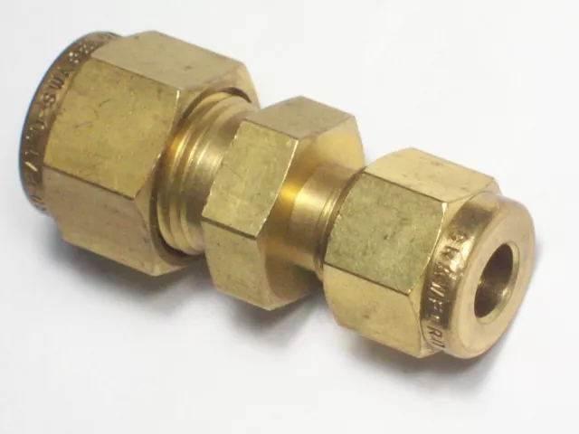 1-Swagelok Brass Reducing Union Fitting, 3/8" OD Tube x 1/4" OD Tube, B-600-6-4