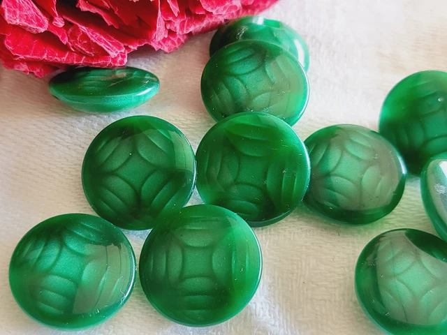 lot 11 Boutons vintage vert MOTIF PIED PLAT 1,5 cm ref 631