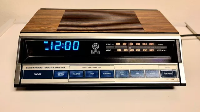 Vintage GE General Electric Model No. 7-4662A AM/FM Alarm Clock Radio Tested