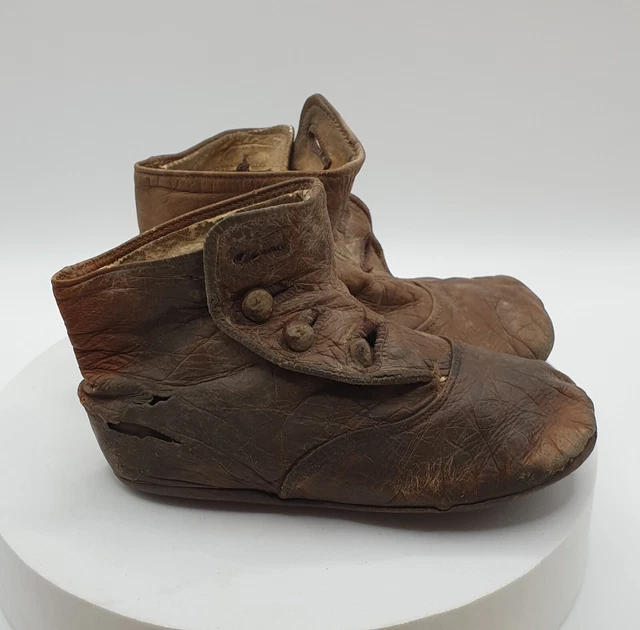 Coppia di stivali abbottonati marroni per bambini anni 1890 - 1910.