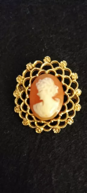 lovely Vintag SARAH COVENTRY Signed Gold Tone Gracious Lady Cameo Brooch