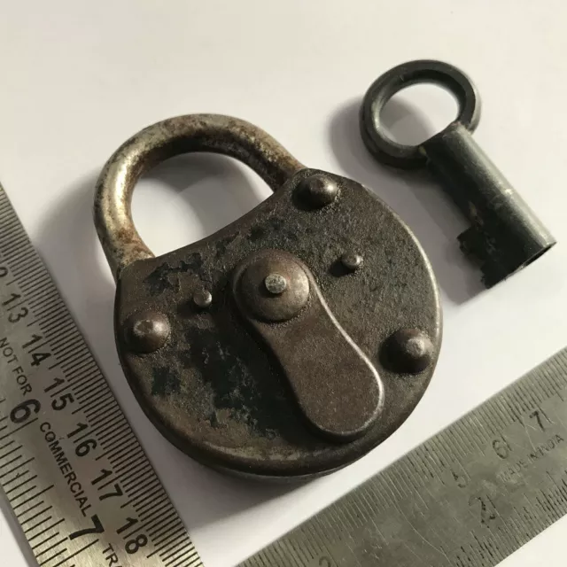 Un cadenas en fer ancien ou antique avec clé forme inhabituelle petite...