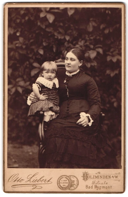 Fotografie Otto Liebert, Holzminden a. W., Mutter im dunklen Biedermeierkleid m