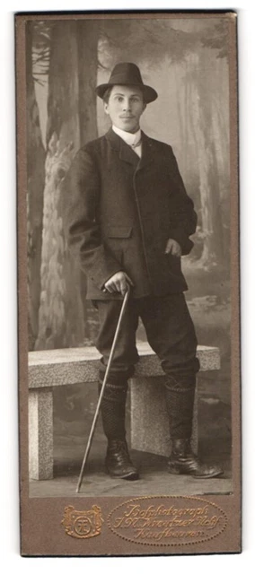 Fotografie J. N. Kreutzer Nachf., Kaufbeuren, Portrait junger Mann mit Stock un