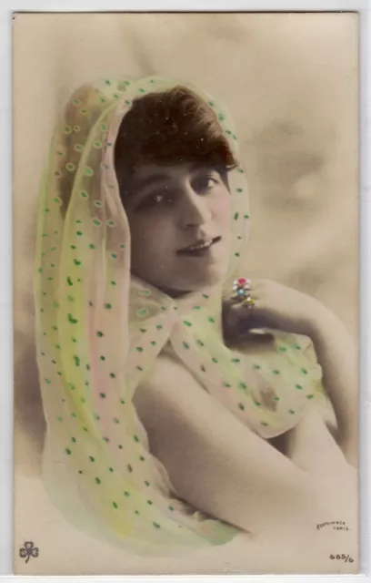 CPA -69-  Charme, beauté, femme au foulard, Photo Reutlinger.