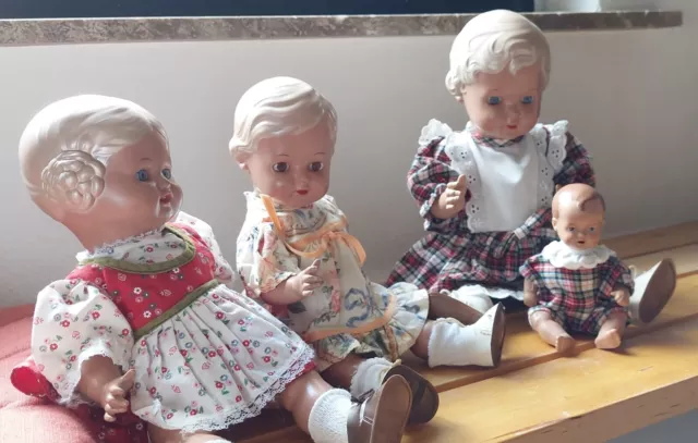 Konvolut aus 4 Schildkröt-Puppen mit Kleidern