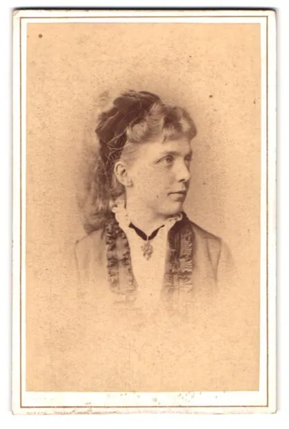 Fotografie Emil Bühler, Mannheim, Ludwigs-Straße 29, Portrait einer jungen Frau