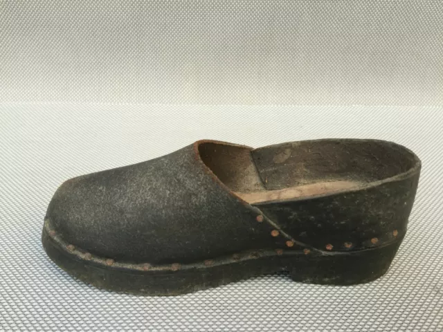 Ancienne chaussure en cuir semelle en bois pour enfant old leather shoes