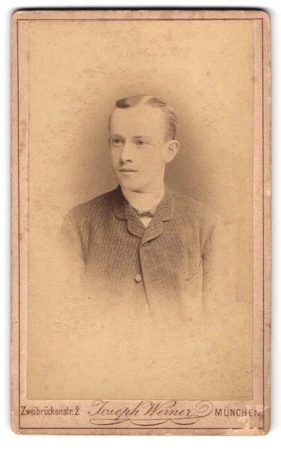 Fotografie Joseph Werner, München, Zweibrückenstraße 2, junger Mann im Anzug