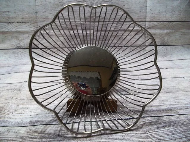 Vintage International Silver Co. Silverplate Wire Bread Basket Scalloped Edges