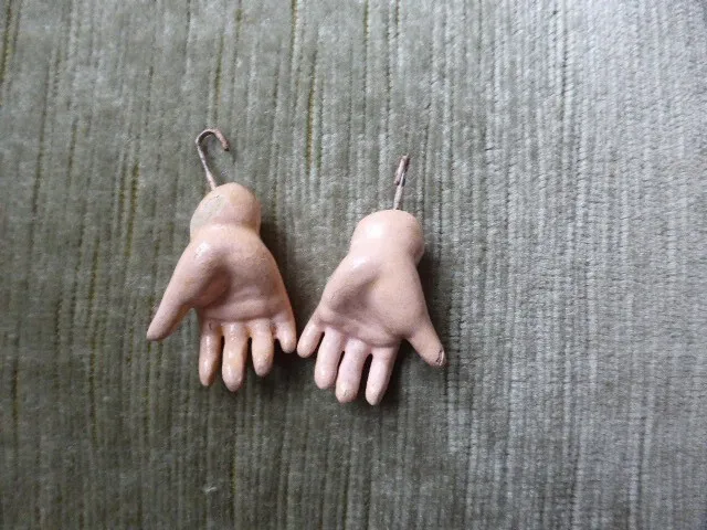 Ancienne paire de mains de poupée porcelaine XIXe