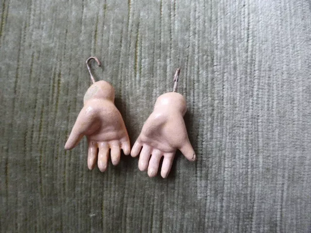 Ancienne paire de mains de poupée porcelaine XIXe