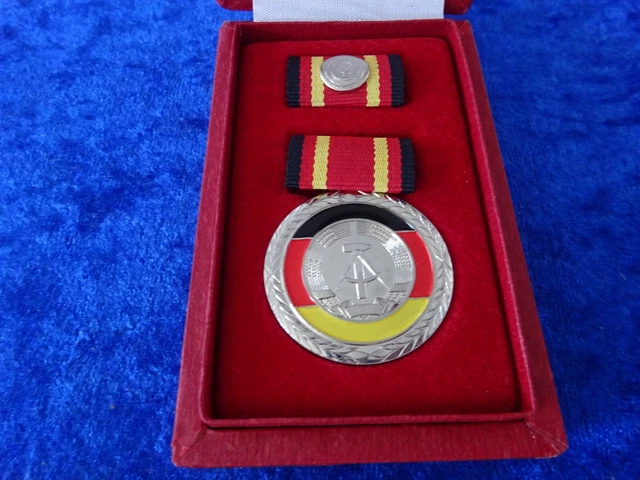 ORIGINAL ORDEN!! VERDIENSTMEDAILLE der DDR im Etui mit Spange DDR NVA ...