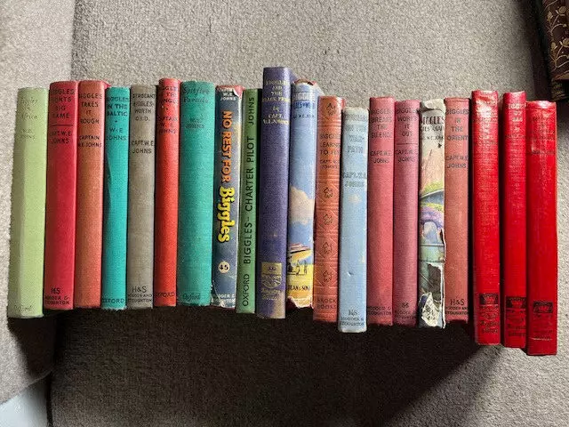 20x Vintage BIGGLES Books  Capt.W.E.Johns HARDBACKS Dust Jackets bundle PROPS