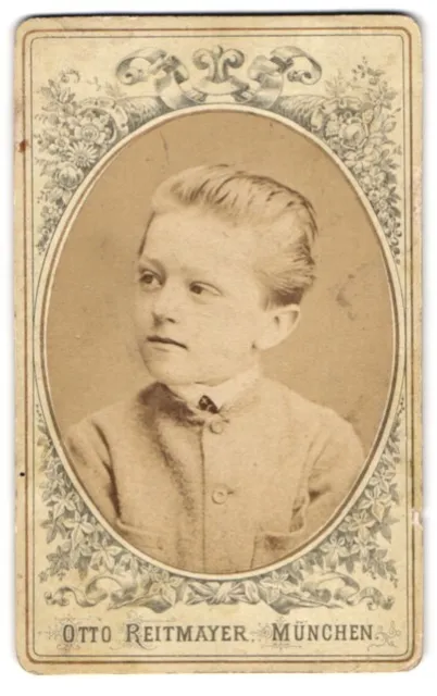 Fotografie Otto Reitmayer, München, Portrait Bub mit zurückgekämmtem Haar