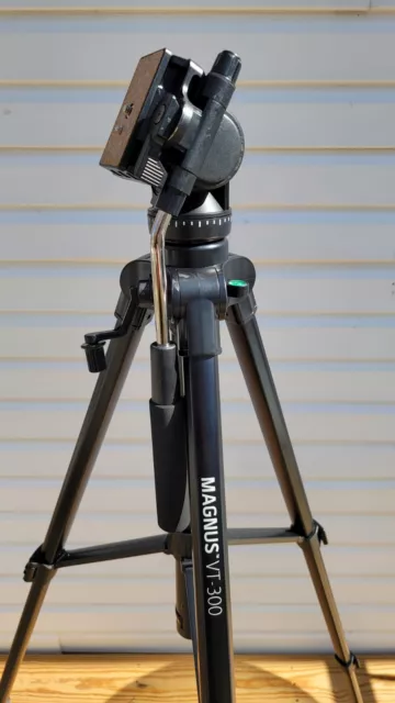 Magnus VT-300 Tripod System W/ Fluid Head Video Tripod With Case.