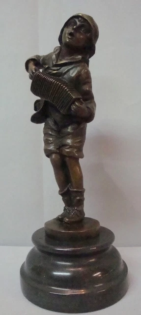 Estatua Niño Art Deco Estilo Art Nouveau Estilo Bronce sólido Firmado