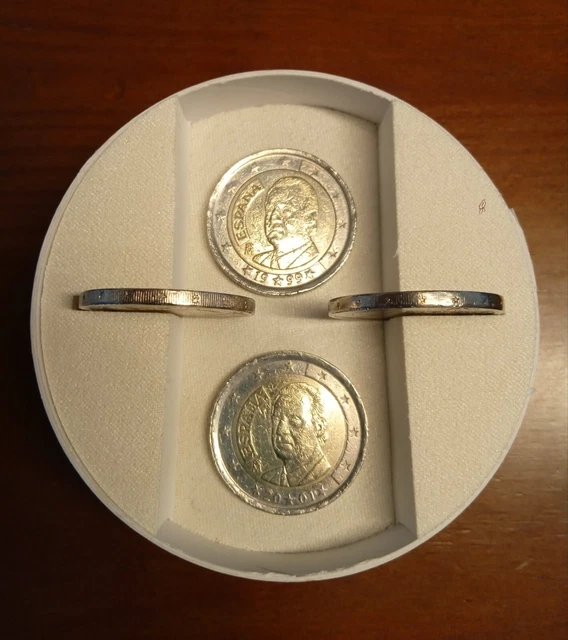 1pièce  ROI JUAN CARLOS 2 euros de 1999 fautée et Pièce de 2002 non fautée. 