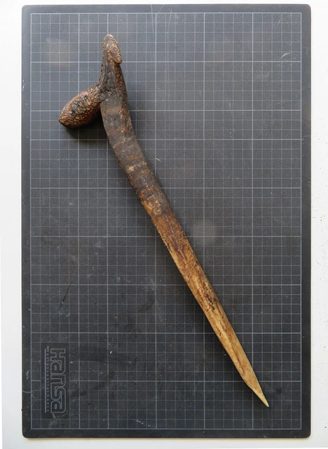 Knochendolch  / Cassowary Bone Dagger mit Vogelfigur, Sepik, Papua-Neuguinea