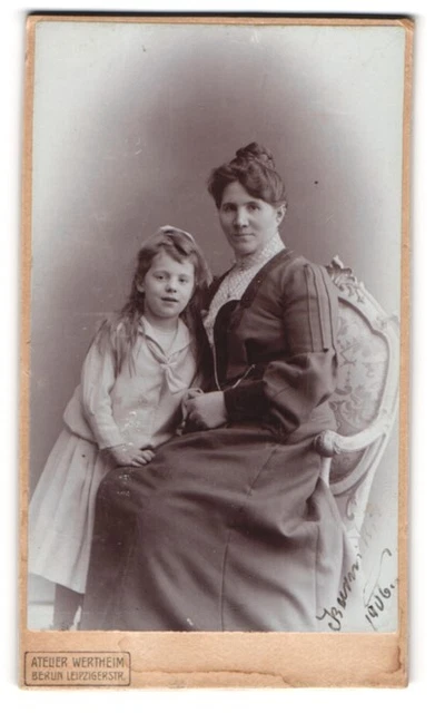 Fotografie Atelier Wertheim, Berlin, Leipzigerstr., Bürgerliche Dame einem Mädc