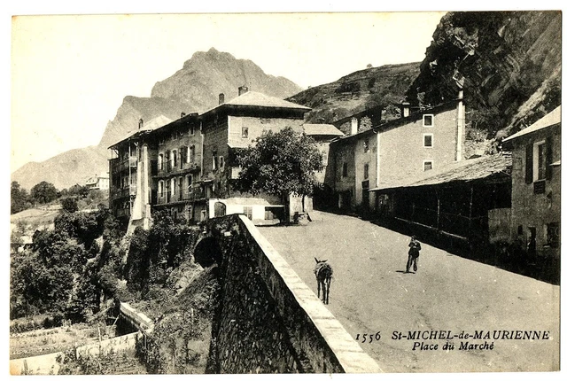 CPA 73 Savoie Saint-Michel-de-Maurienne Place du Marché animé