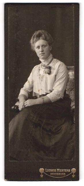 Fotografie Ludwig Mertens, Rendsburg, Am Gymnasium, Junge Dame mit Perlenschmuc
