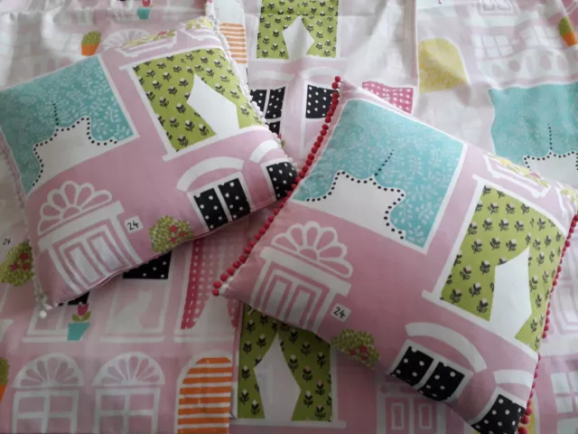 Cortinas de tela del gremio de diseñadores hechas a medida y dos cojines rosa para la casa de muñecas