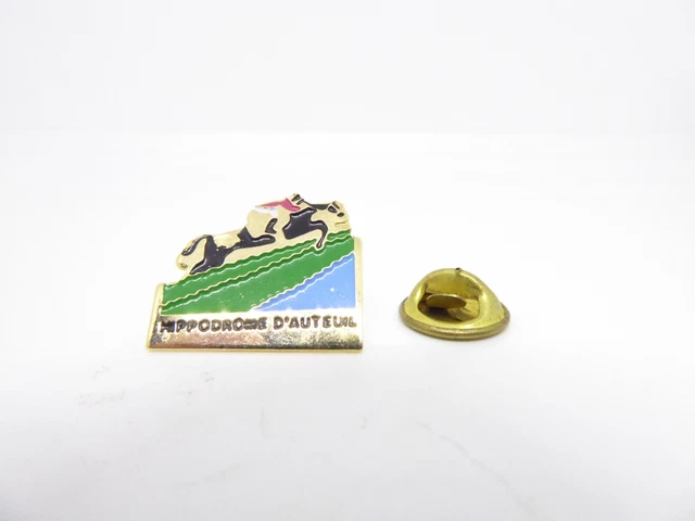 Lot De 19 Pins – Cheval, Course, Tiercé, Hippodrome – Collection
