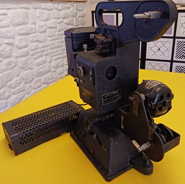Projecteur de film 16 mm sonore (AP-10-2601) - Collection - Catalogue