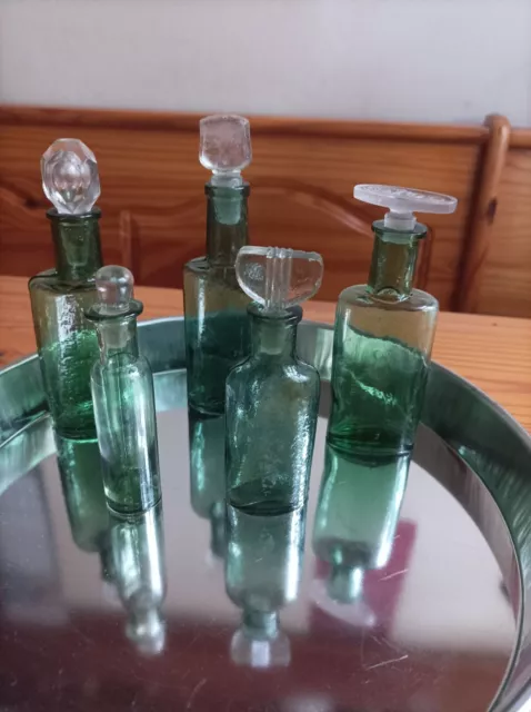 5 Antike Apotheker Glasflaschen zuzüglich 5 Glasstopfen