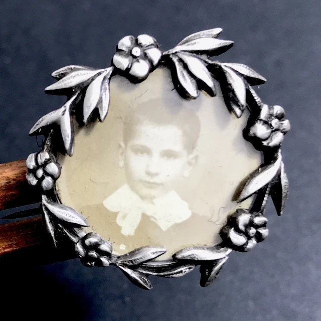 Broche Porte Photo  enfant Argent Massif Décor De Fleur et Feuillage 1900