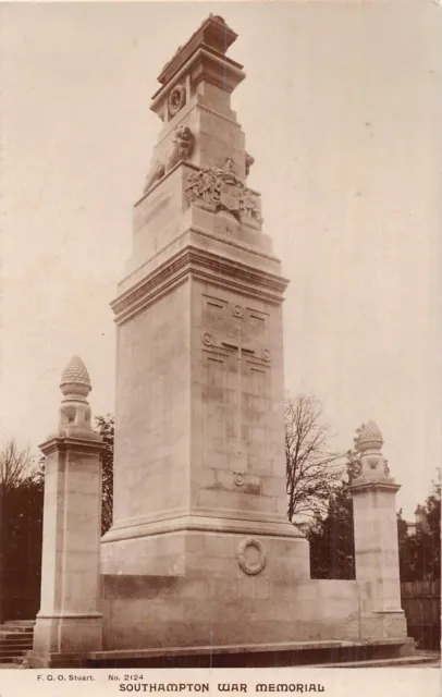 POSTCARD    HAMPSHIRE  SOUTHAMPTON   War  Memorial