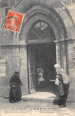 CPA 63 in Auvergne a la porte de l'eglise (beggar
