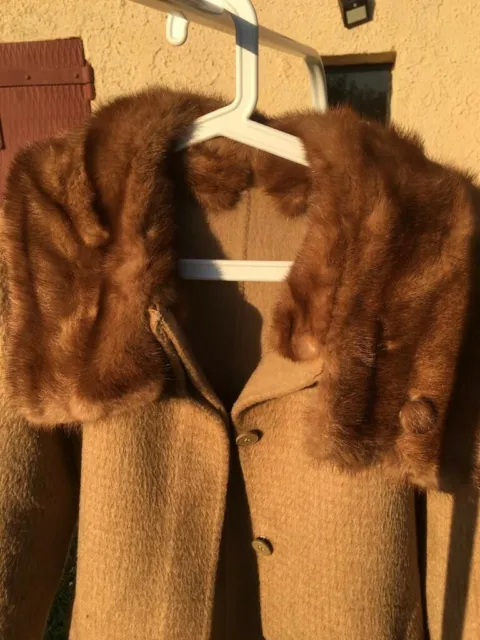 Cappotto di lana con collo in pelliccia di visone