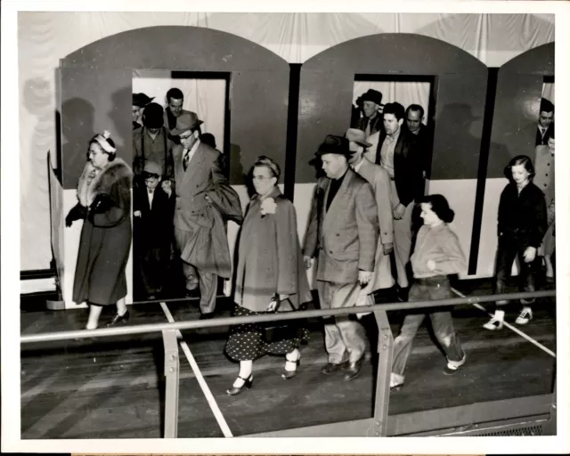 GA191 1953 Original United Press Photo TESTING TIME SQUARE SHUTTLE BELT NEW YORK