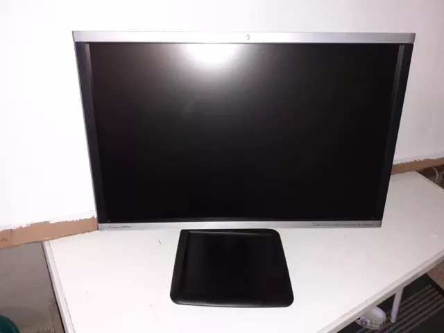 HP Compaq LA2405wg 61 cm (24 Zoll) 16:10 LCD Monitor - Silber