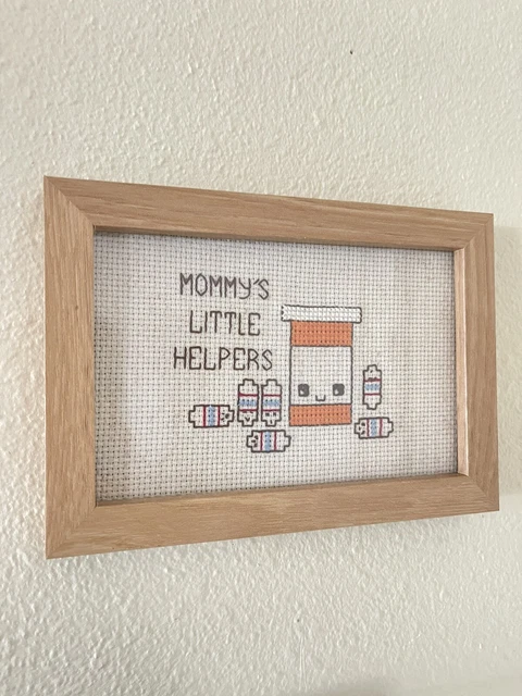 Hecho a mano Mamá Pequeños Ayudantes Enmarcado Pequeño Punto de Cruz Regalo Pared o Mesa Arte