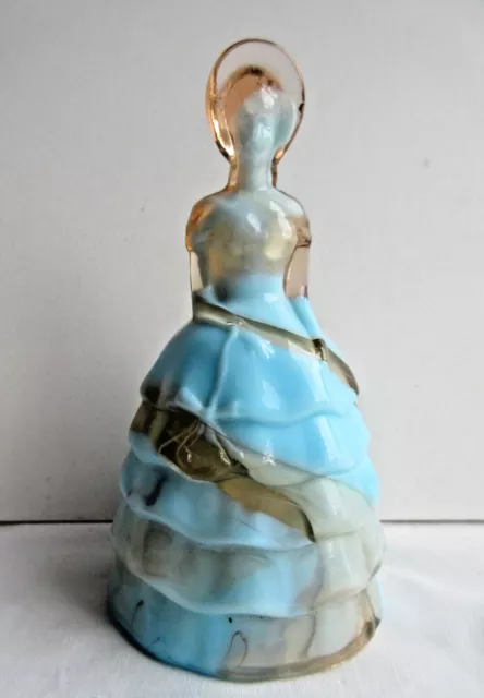 Femme en robe de bal en verre à volants ambre et opaline bleue signée V SB