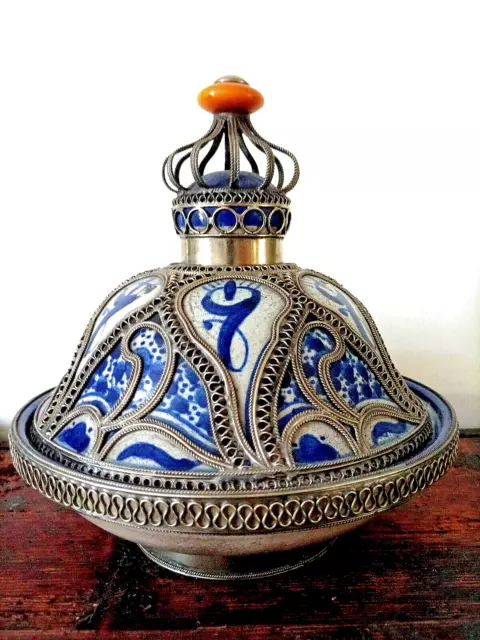 Ancien Et Rare Plat A Tajine En Faïence Et Monture En Métal, Maroc, XXÈME