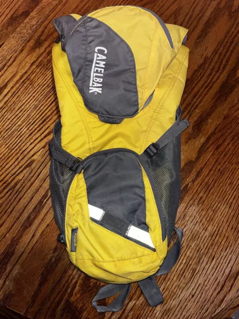 Paquete de hidratación Camelbak Adulto Rogue Light 70 oz amarillo usado